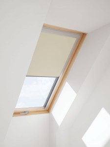 Roleta zaciemniająca do okna dachowego VELUX 55x98 kolor beż