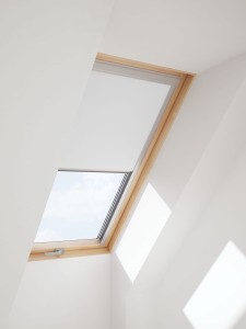 Roleta zaciemniająca do okna dachowego VELUX 66x118 kolor biały